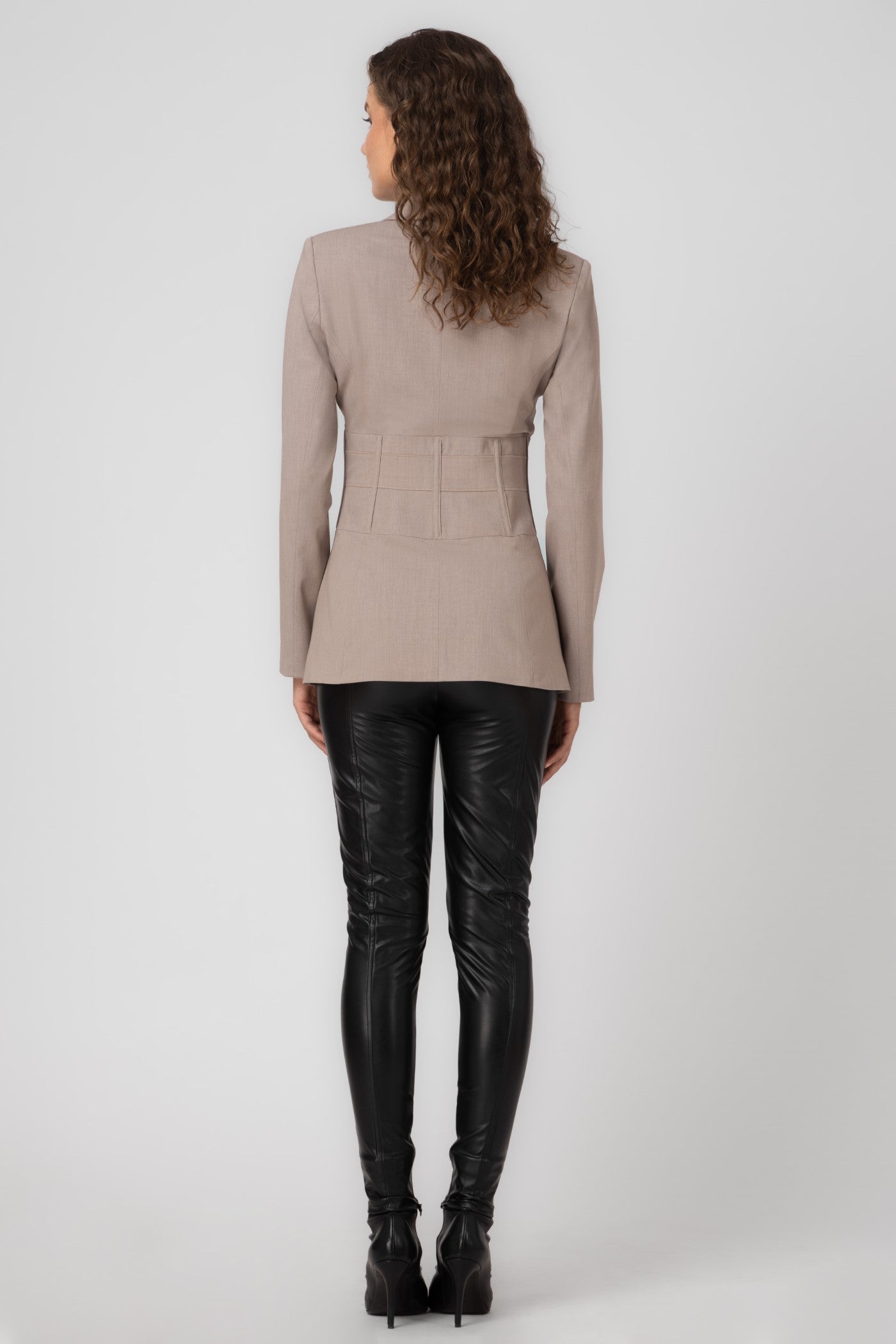 Blazer bej cu inchidere frontala Tomboy