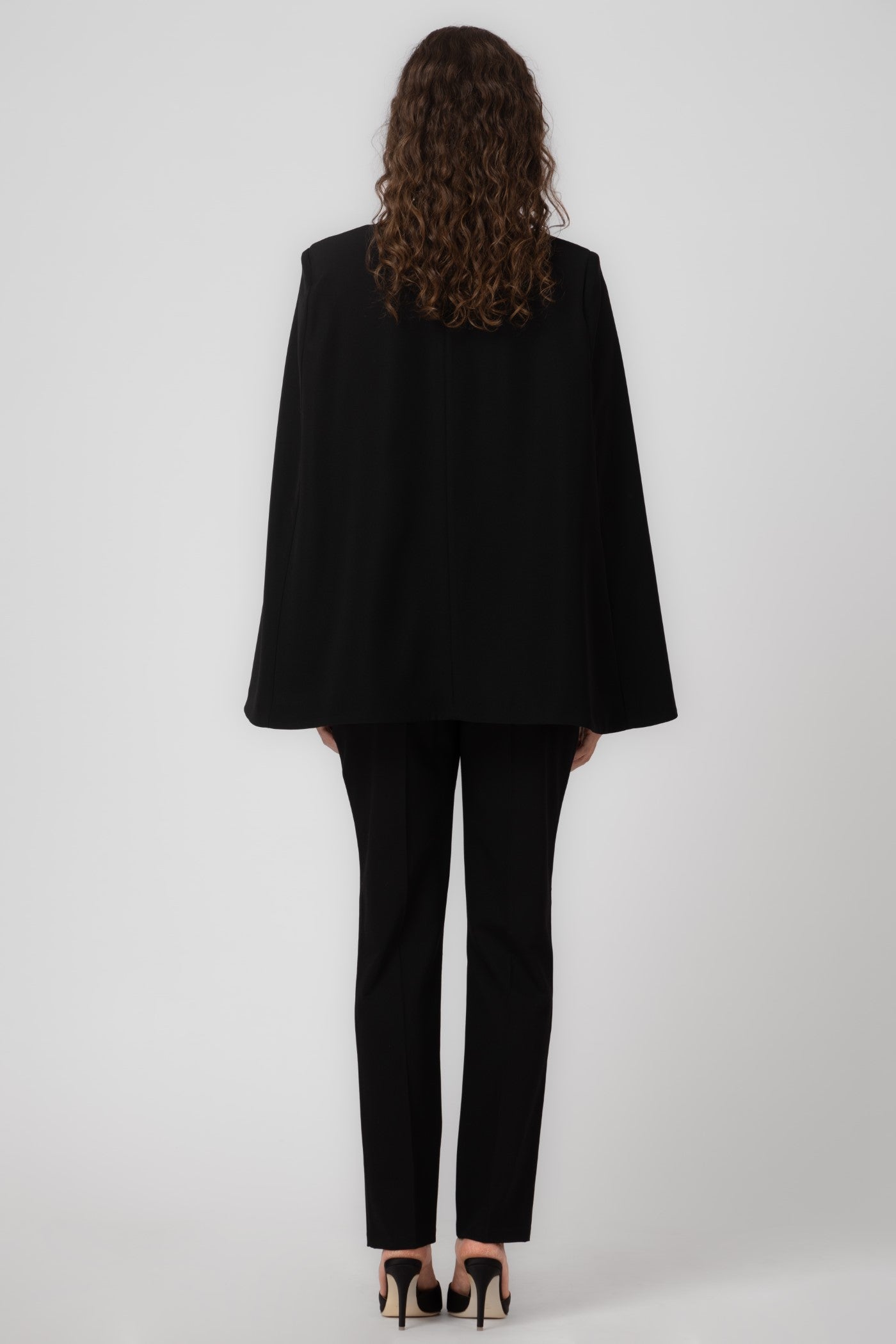 Capa neagra eleganta cu rever satinat Ward