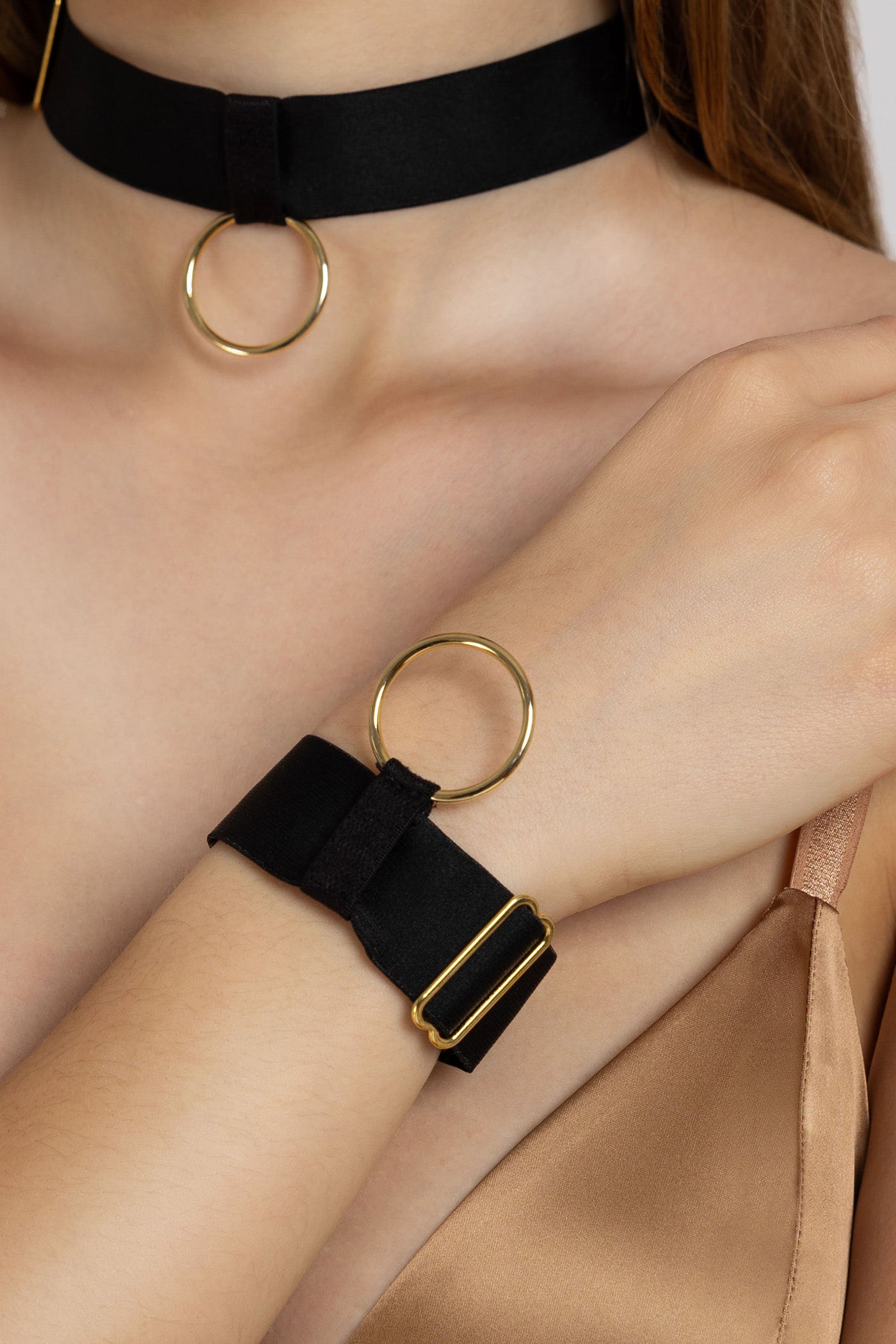 Choker negru satinat din elastic cu detalii aurii Hold-up