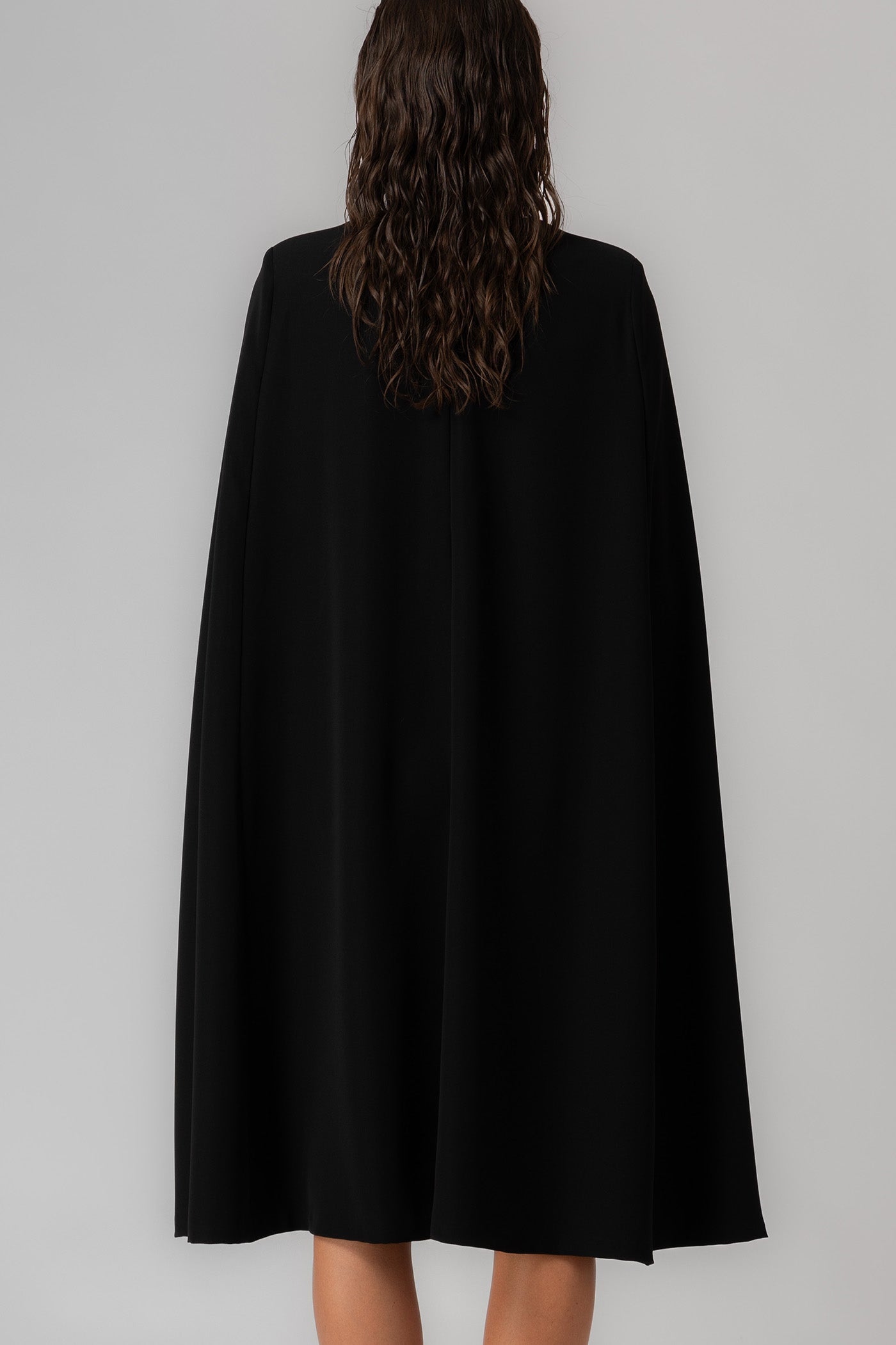 Rochie midi neagra cu capa Mantle