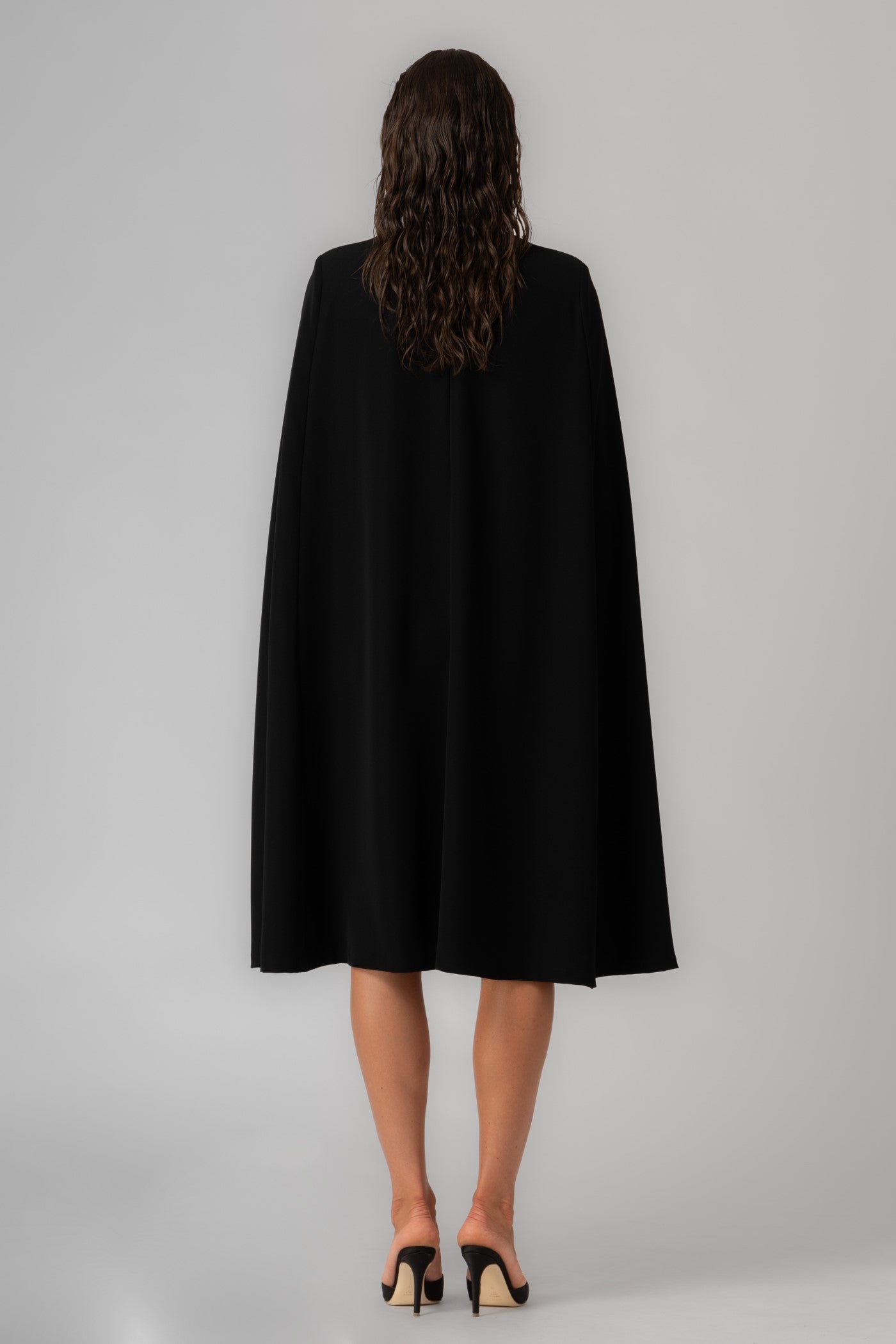 Rochie midi neagra cu capa Mantle