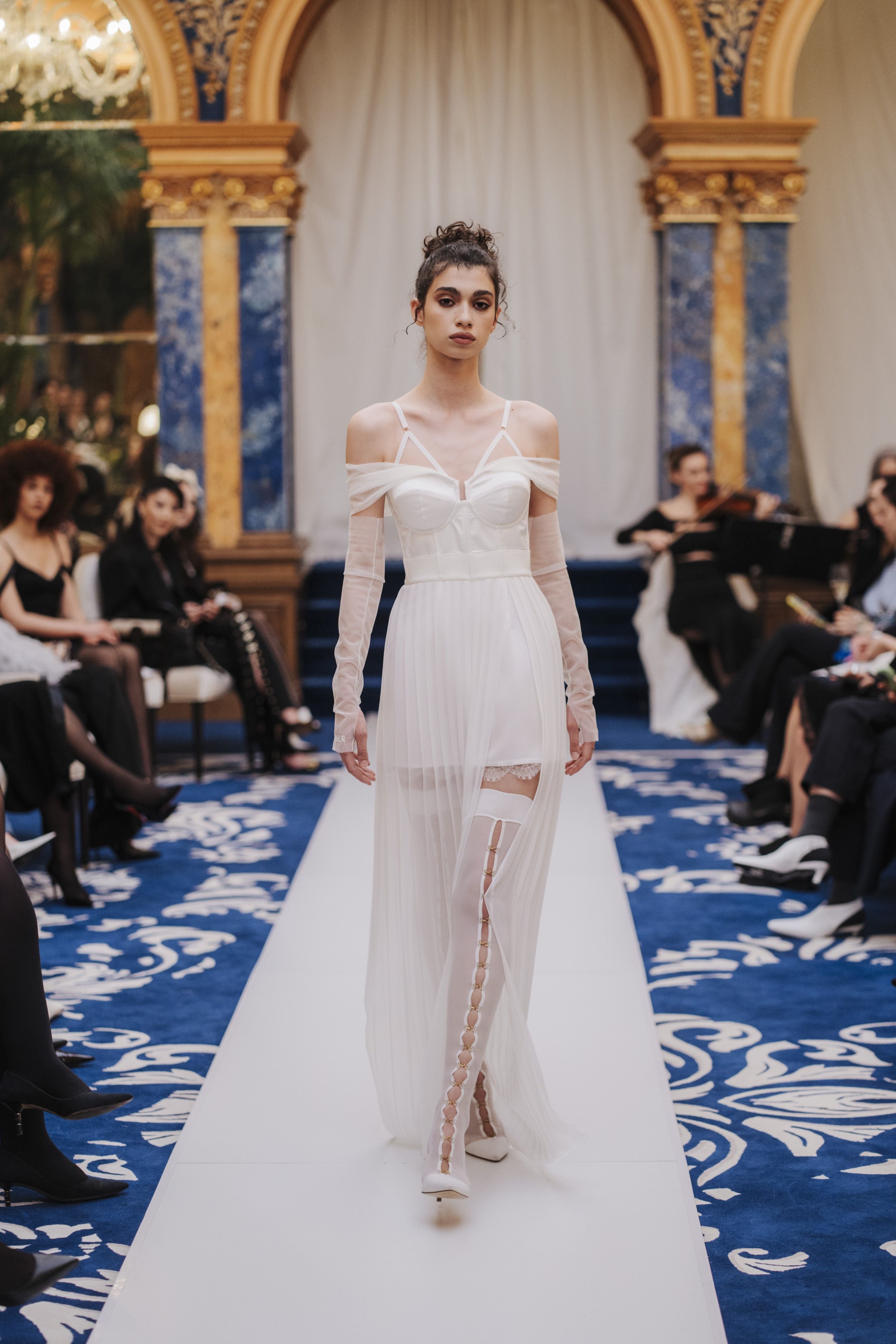 Rochie lunga alba din satin si voal plisat Utility