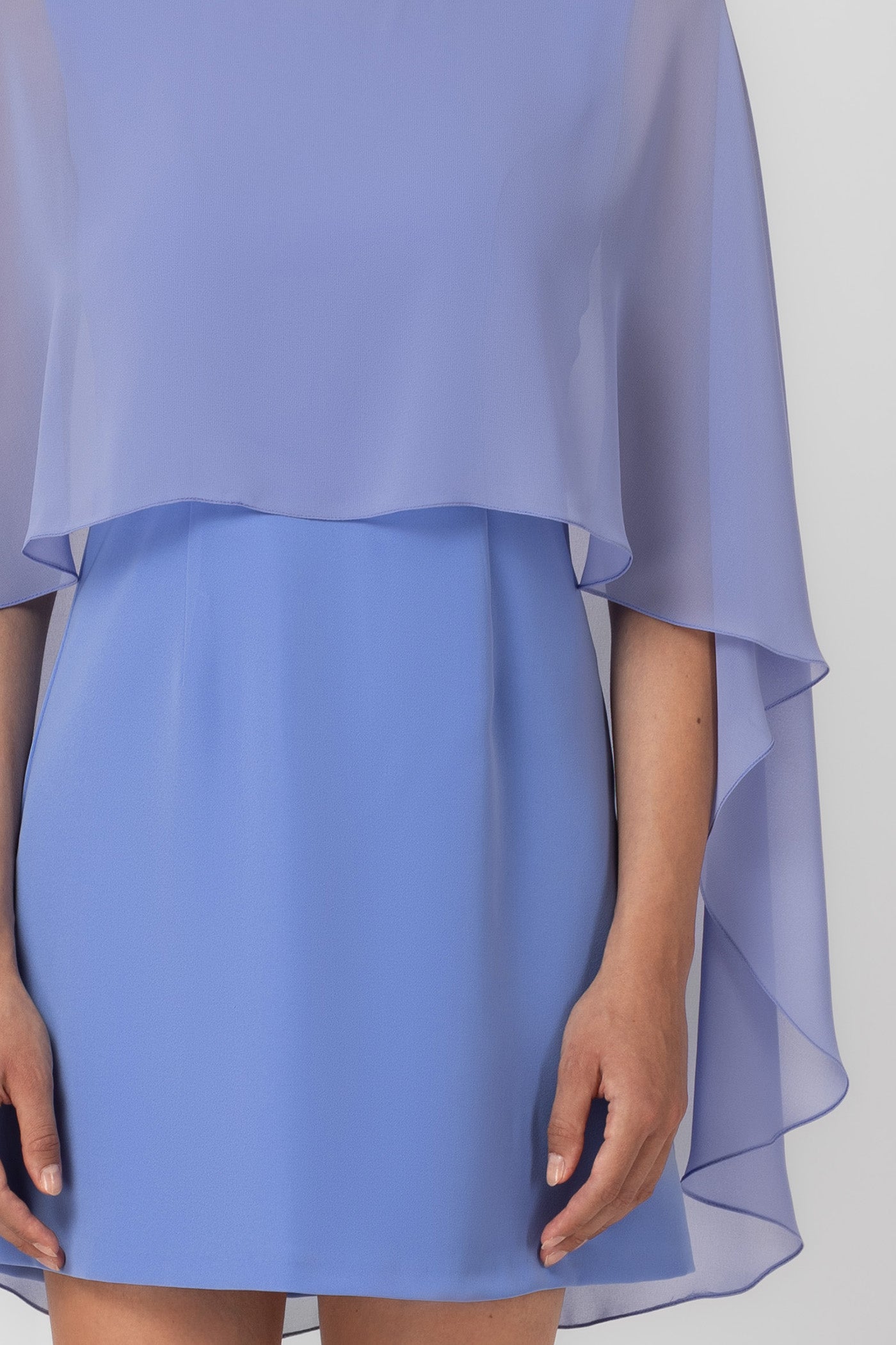 Rochie midi albastru deschis cu capa Veil