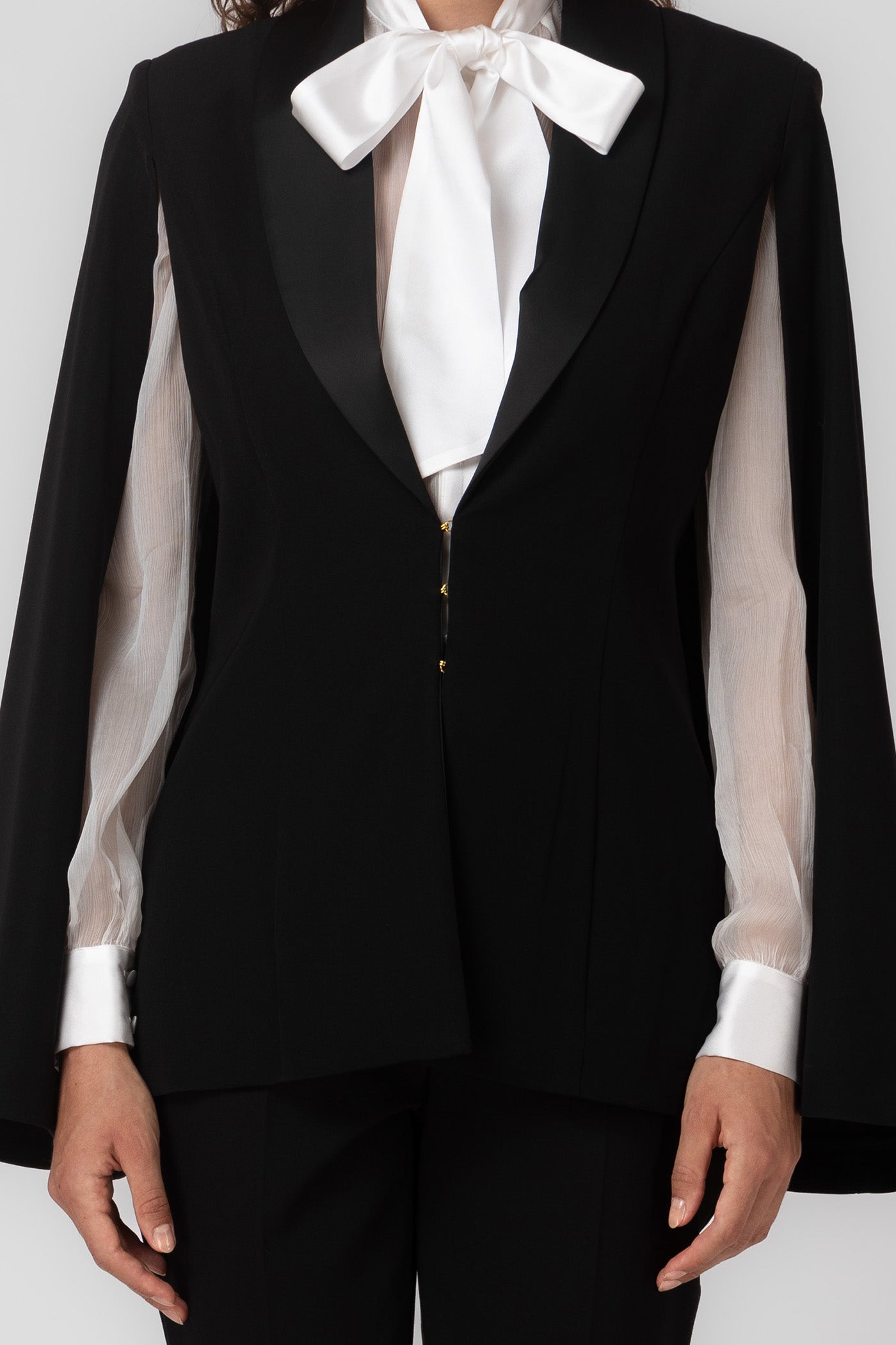 Capa neagra eleganta cu rever satinat Ward