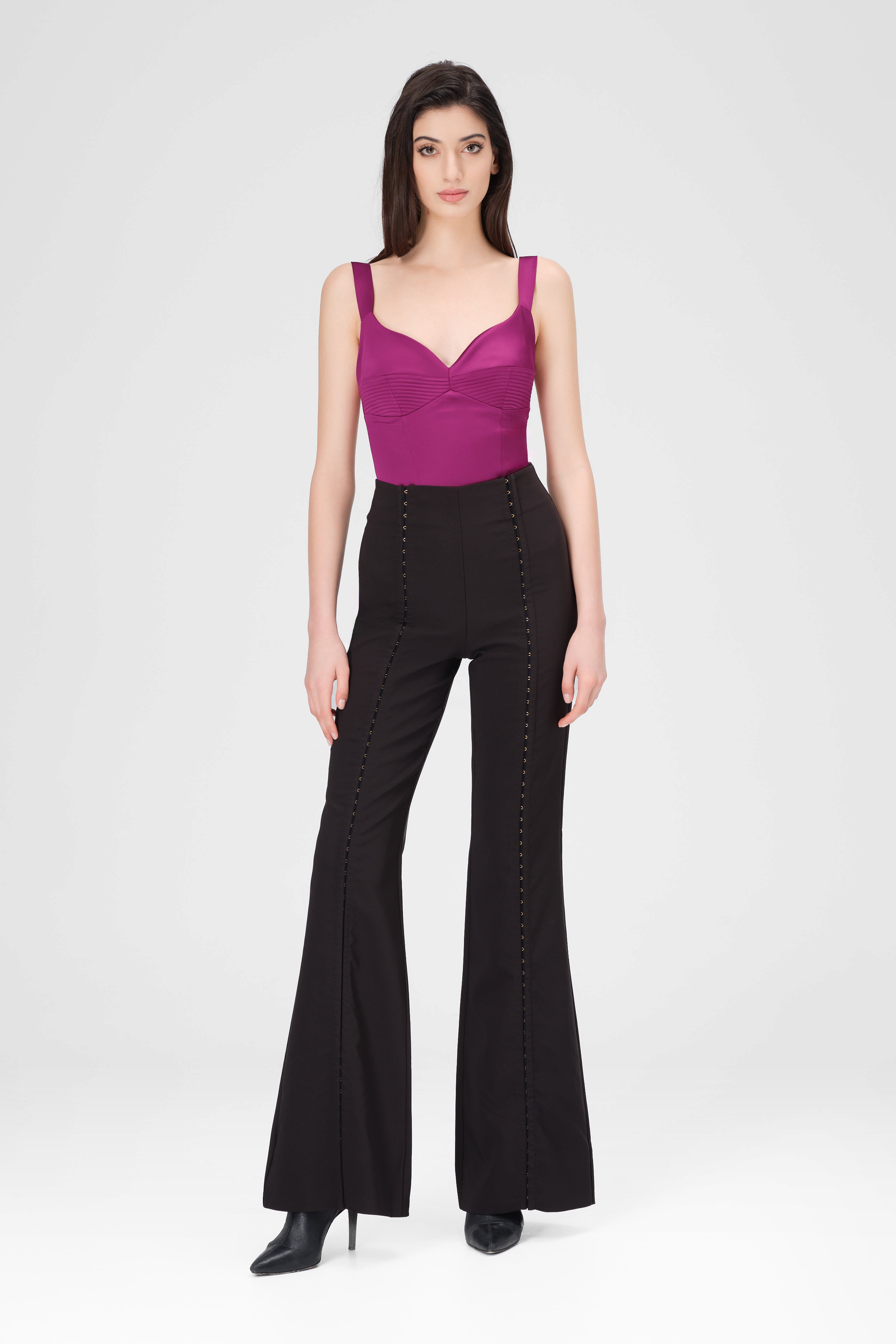 Short top in stretch satin with an ultra-feminine neckline