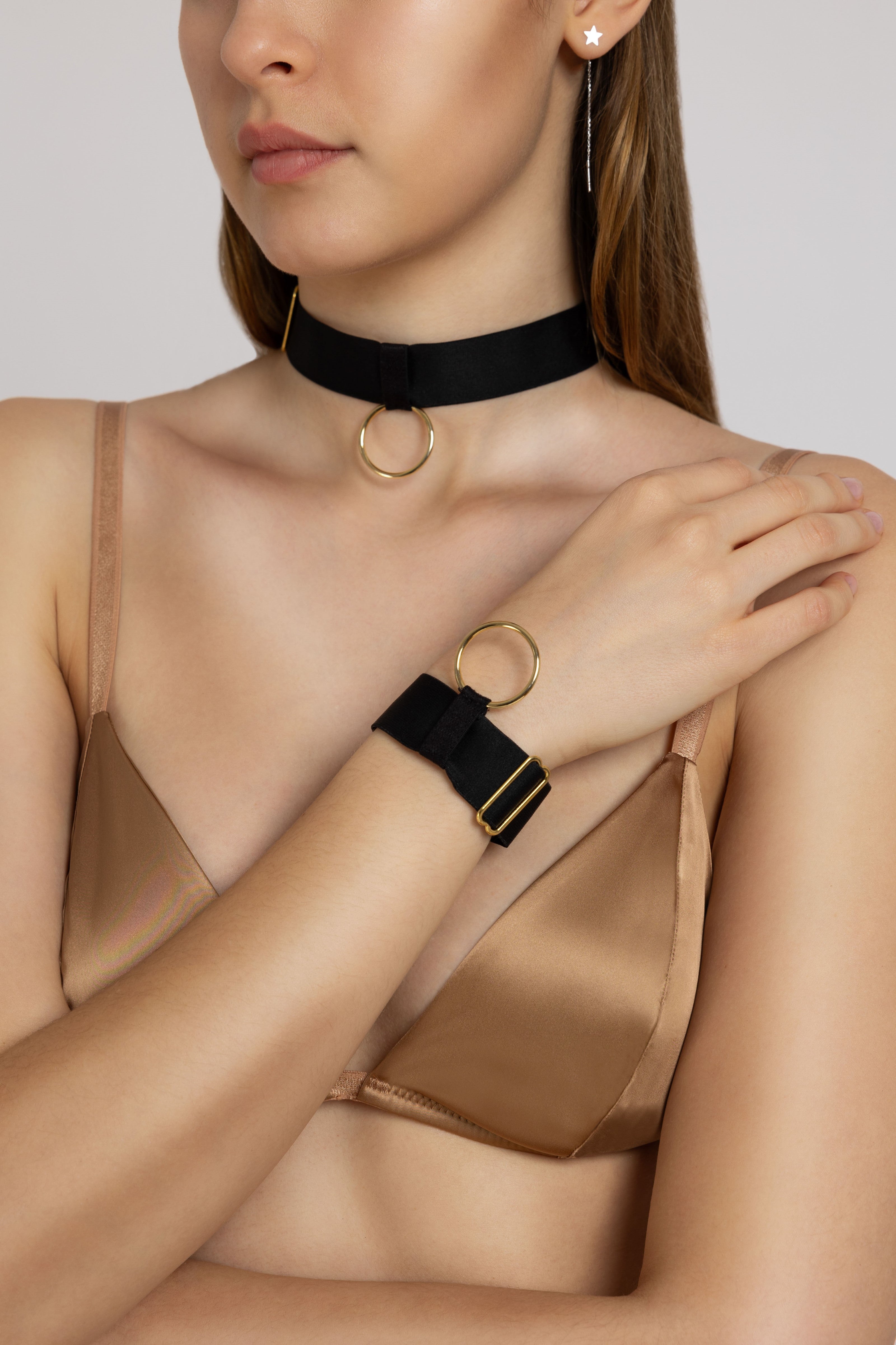 Choker negru satinat din elastic cu detalii aurii Hold-up